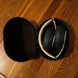 Beats Studio 3 Shadow Gray with charging cord